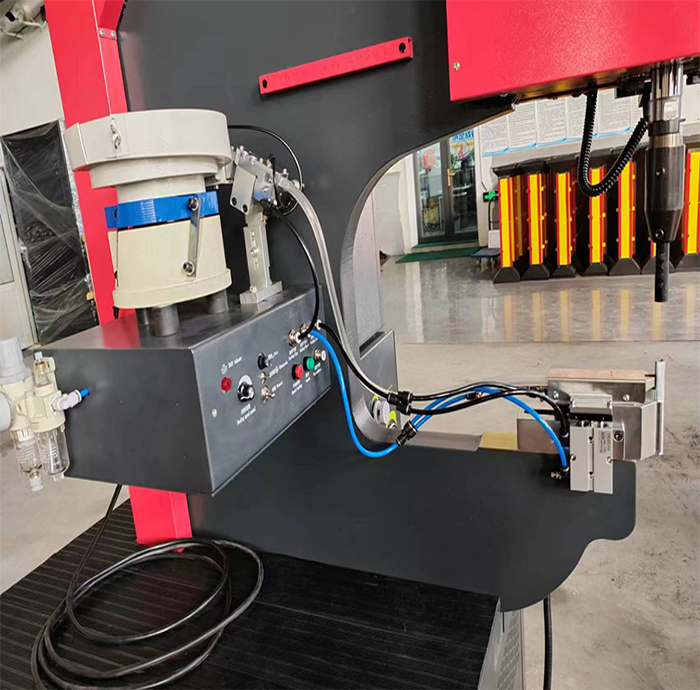 壓鉚機(jī)自動(dòng)送料系統(tǒng)